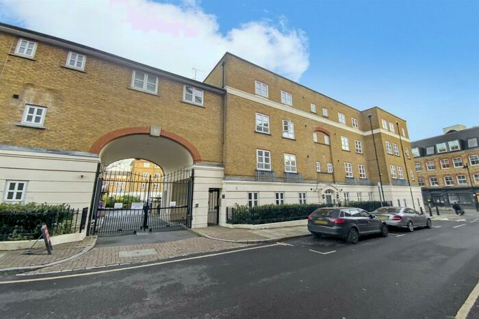2 Bedroom Apartment To Rent In Fuller Close, Shoreditch, E2
