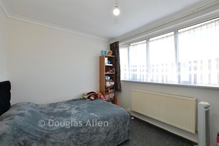 3 Bedroom Semi Detached House For Sale In Fauna Close, Chadwell Heath, Essex, RM6