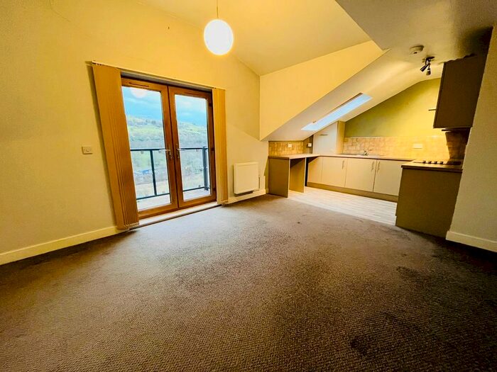 2 Bedroom Flat To Rent In High Fields, Wakefield Road, Sowerby Bridge, HX6