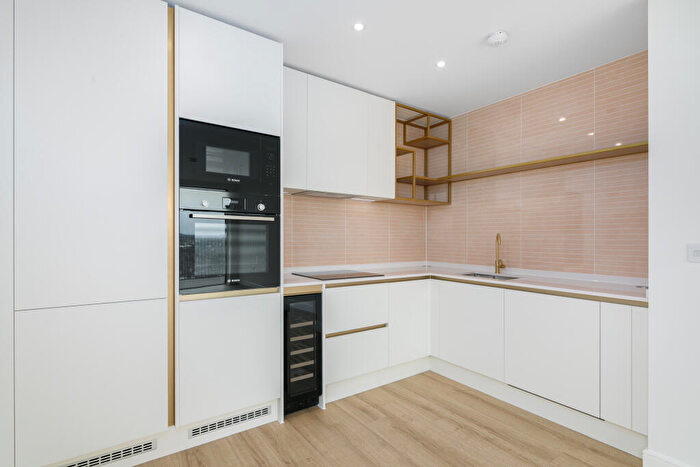 2 Bedroom Flat To Rent In Waterview House, Quay Walk, Wembley, Brent, HA0