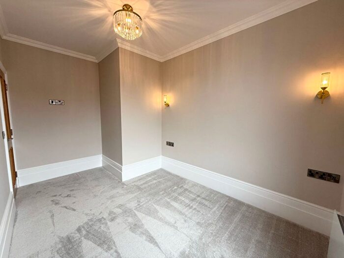 3 Bedroom Flat To Rent In Sandy Walk, Wakefield, WF1