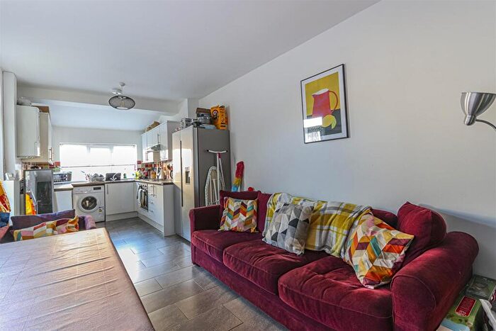 5 Bedroom Private Halls To Rent In Dogfield Street, Cathays, CF24