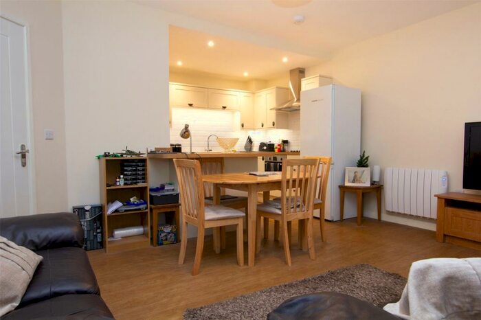 1 Bedroom Apartment To Rent In High Street, Witney, Oxfordshire, OX28