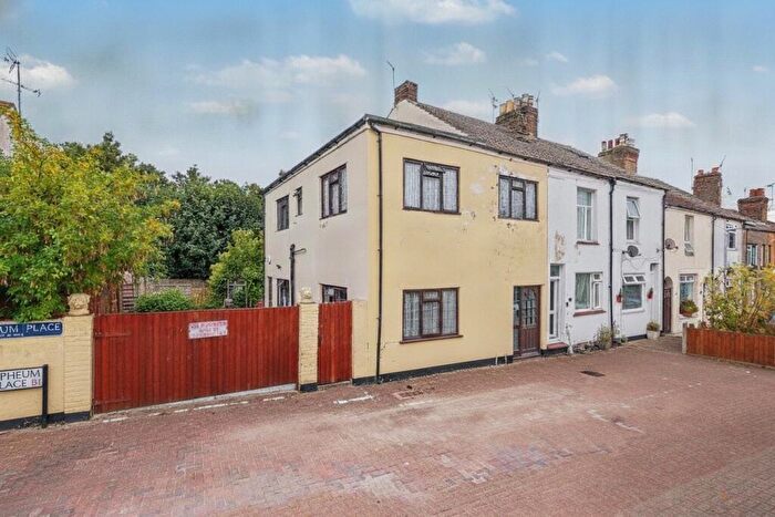 3 Bedroom Semi Detached House For Sale In Laburnum Place, Sittingbourne, Kent, ME10