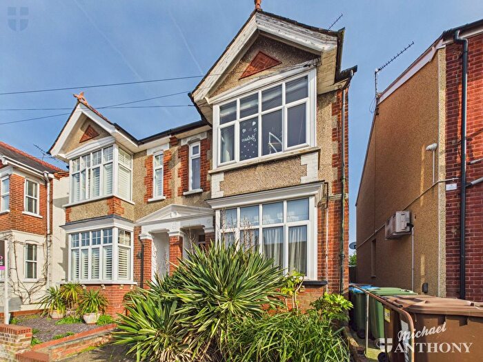 2 Bedroom Maisonette For Sale In Vale Road, Aylesbury, HP20