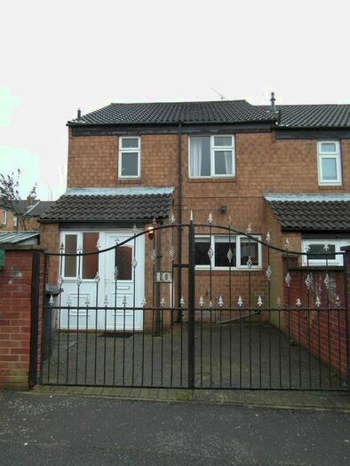 3 Bedroom Town House To Rent In Gainsborough Close, Flanderwell, S66