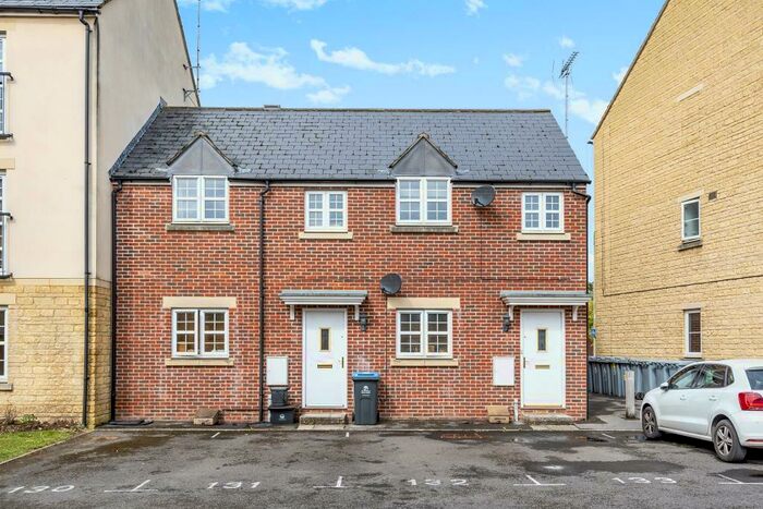 2 Bedroom Apartment To Rent In Woodford Way, Witney, OX28