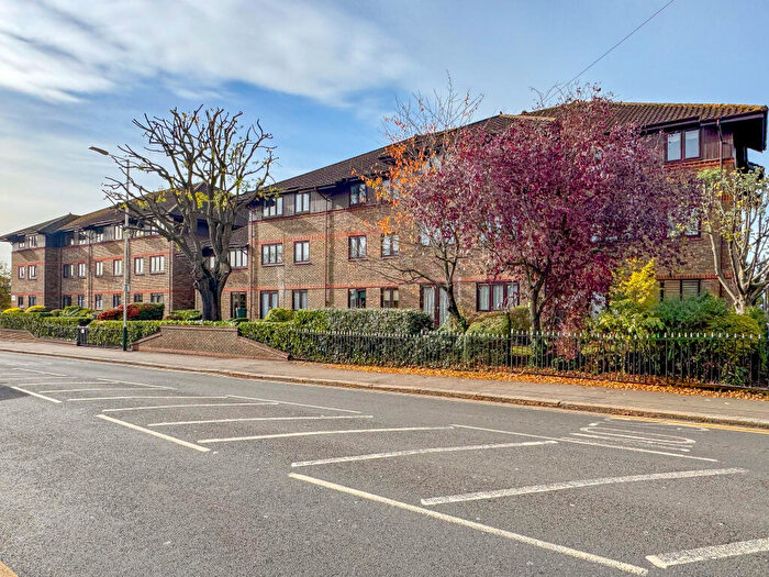 1 Bedroom Flat For Sale In Waldegrave Gardens, Upminster, RM14