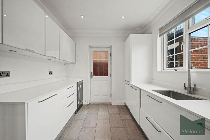4 Bedroom Detached House To Rent In Pine Grove, Brookmans Park, AL9