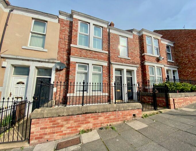 2 Bedroom Flat To Rent In Whitehall Road, Bensham, Gateshead, Tyne &amp; Wear, NE8