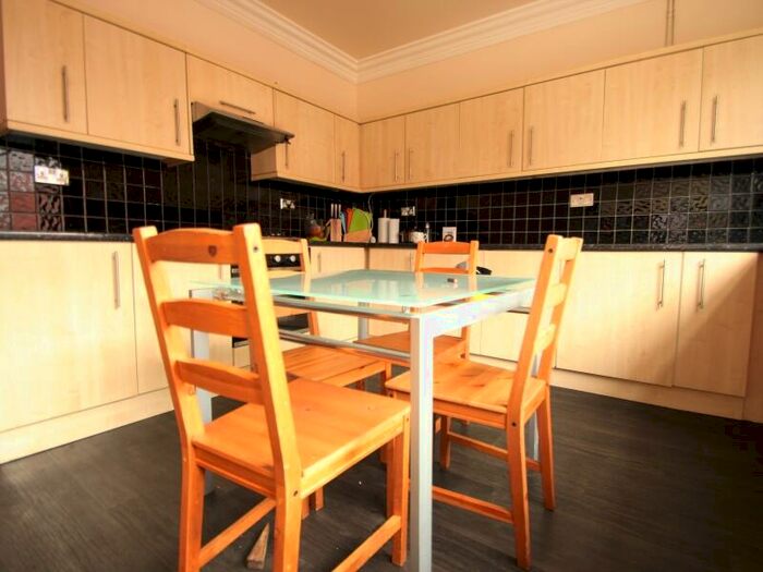 6 Bedroom Terraced House To Rent In Manor Drive, Hyde Park, Leeds, LS6