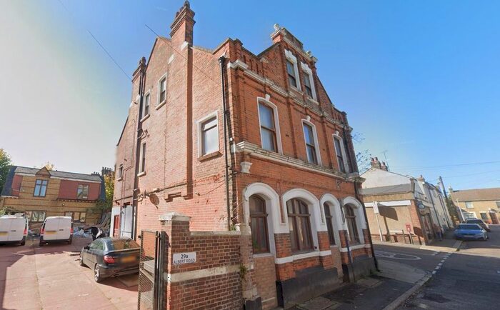 2 Bedroom Flat To Rent In Albert Road, Chatham, ME4