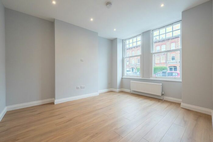 2 Bedroom Flat To Rent In Queenstown Road, Battersea, London, SW8