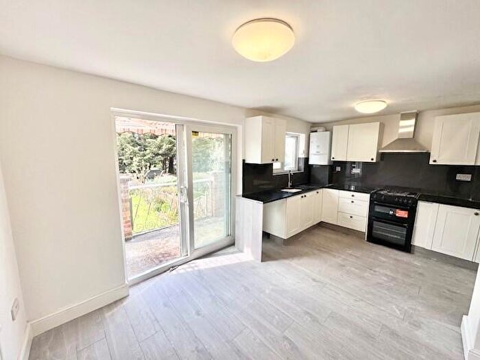 5 Bedroom House To Rent In Brooklands Gardens, Hornchurch, RM11