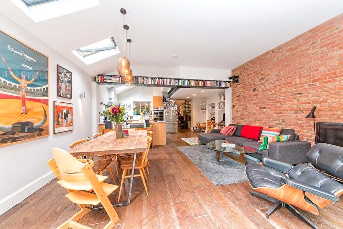 2 Bedroom Maisonette For Sale In Beresford Road, Highbury, London, N5