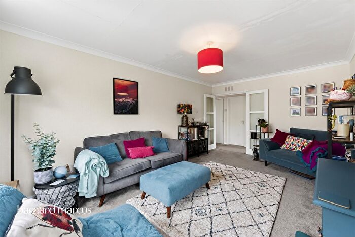 2 Bedroom Flat For Sale In Lockesley Square, Surbiton, KT6