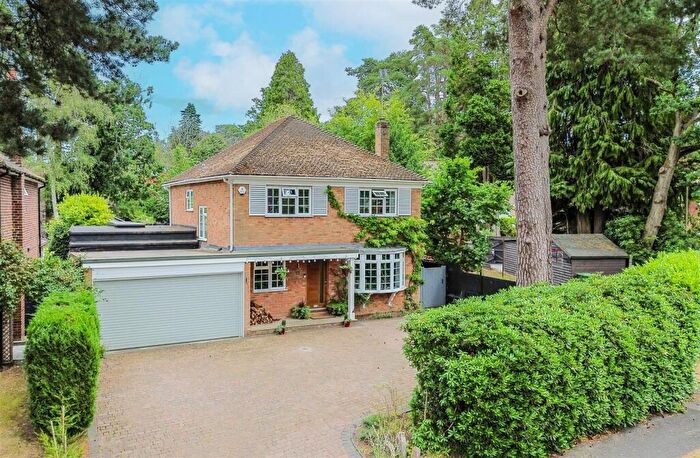 4 Bedroom Detached House For Sale In Dinorben Close, Fleet, GU52
