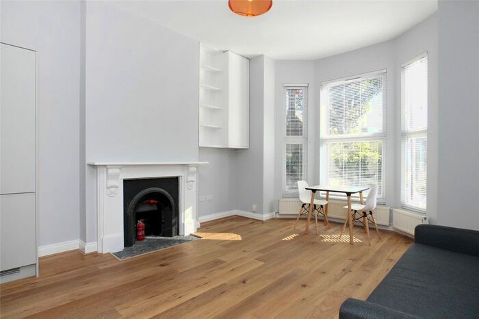 2 Bedroom Flat To Rent In Coverdale Road, Shepherds Bush, London, W12