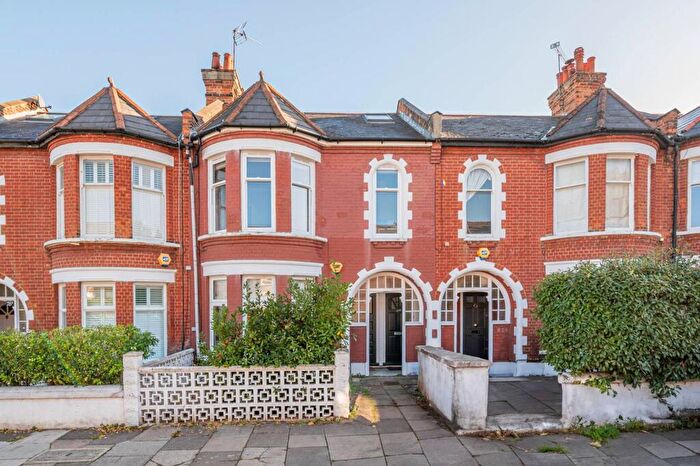 3 Bedroom Flat To Rent In Haverhill Road, Balham, London, SW12