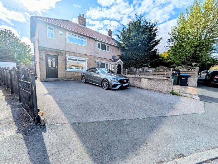 3 Bedroom Semi-Detached House For Sale In Green Close, Bradford, BD8