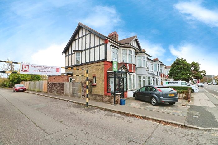 3 Bedroom End Terrace House For Sale In Fencepiece Road, Ilford, IG6