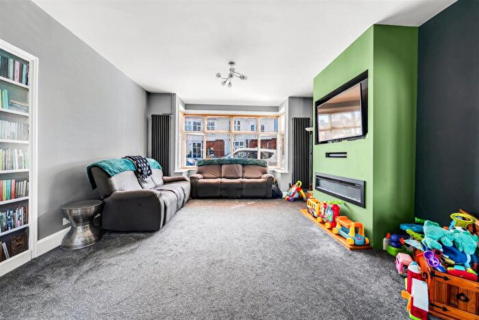 3 Bedroom House For Sale In Springfield Road, Swanage, BH19 - Photo 2