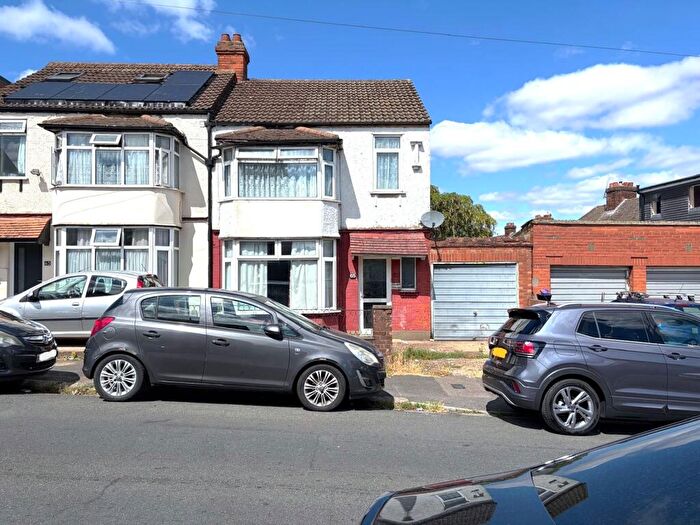 3 Bedroom Semi-Detached House To Rent In Grantham Road, Luton, LU4