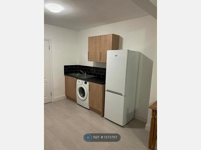 Studio To Rent In Woodend Gardens, Northolt, UB5