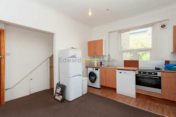 3 Bedroom Flat To Rent In Alvington Crescent, London, E8