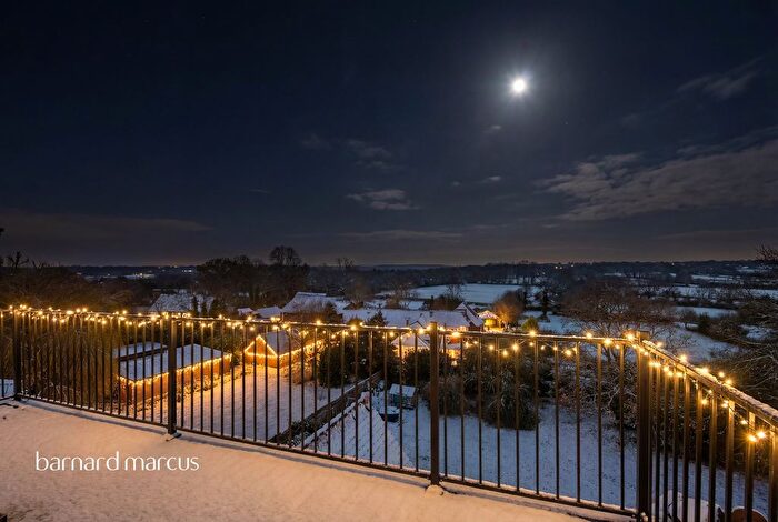 2 Bedroom Flat For Sale In Picketts Lane, Redhill, RH1