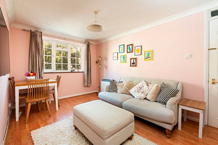 1 Bedroom Flat For Sale In Gables Close, London, SE5