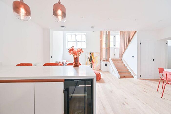 3 Bedroom Property To Rent In Searles Road, Elephant And Castle, London, SE1