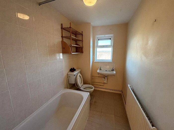 2 Bedroom Flat For Sale In Dickens Avenue, Corsham, SN13