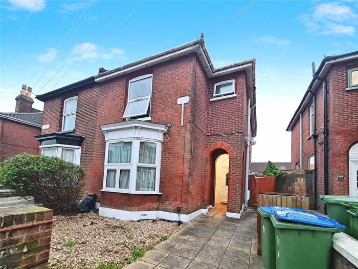 4 Bedroom Semi-Detached House To Rent In Lodge Road, Southampton, Hampshire, SO14