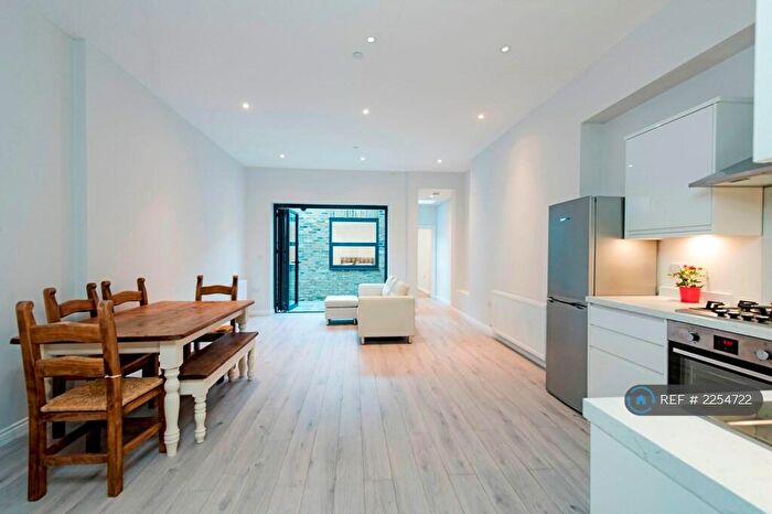 2 Bedroom Flat To Rent In Lavender Hill, London, SW11