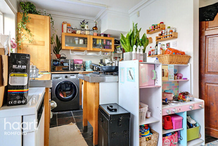 3 Bedroom Terraced House For Sale In Kingsmead Avenue, Romford, RM1