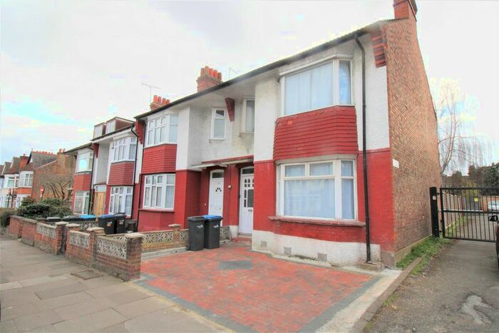 3 Bedroom End Terrace House For Sale In Hedge Lane, London, N13