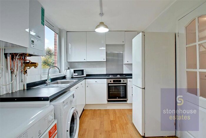 3 Bedroom Flat To Rent In Beachcroft Way, Archway, London, N19