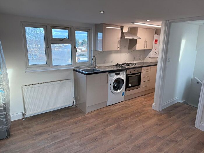 3 Bedroom Flat To Rent In Berkeley Avenue, Hounslow, TW4