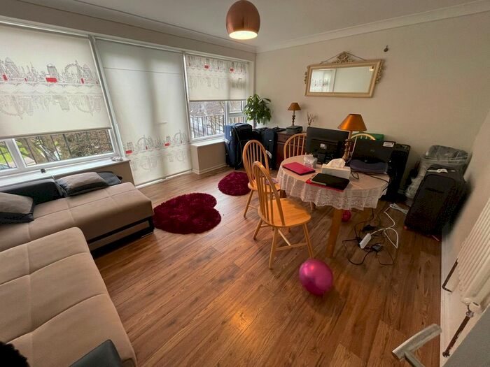 2 Bedroom Maisonette To Rent In Victor Close, Hornchurch RM12