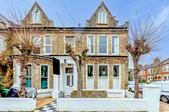 2 Bedroom Flat To Rent In Lysias Road, Balham, London, SW12