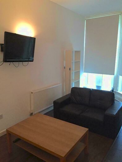 3 Bedroom Flat To Rent In Clarendon Road, Leeds, West Yorkshire, LS2
