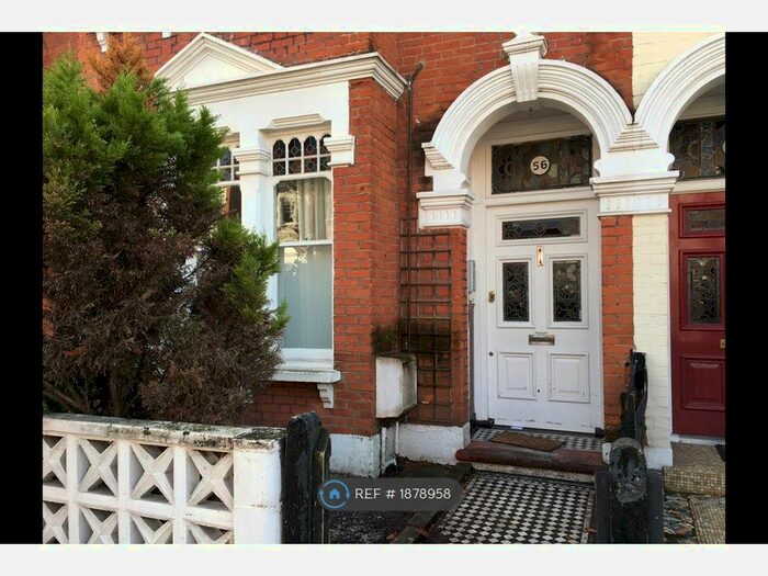 2 Bedroom Flat To Rent In Louisville Road, London, SW17