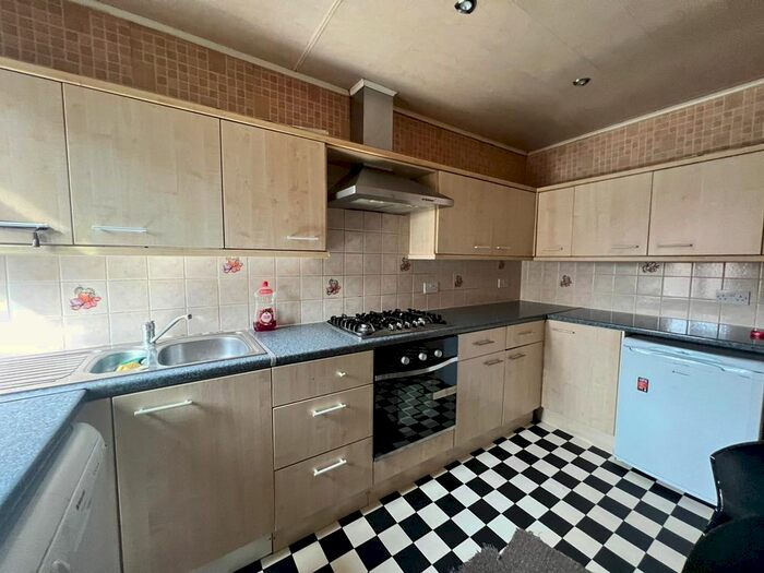 3 Bedroom Flat To Rent In Dover Road, Northfleet, Gravesend, DA11