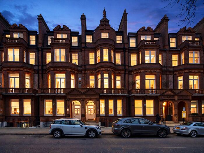 2 Bedroom Flat For Sale In Lower Sloane Street, London, SW1W