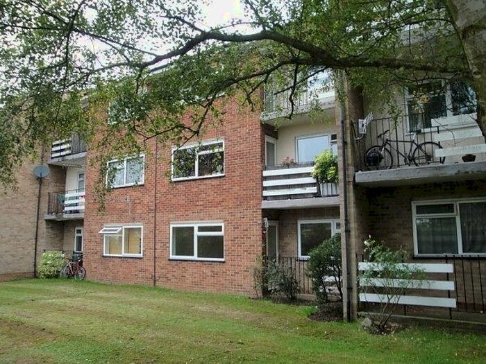 2 Bedroom Flat To Rent In Jordans Close, Guildford GU1