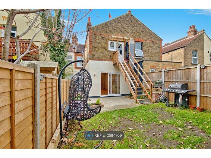 2 Bedroom Flat To Rent In Burdett Avenue, Westcliff-On-Sea, SS0