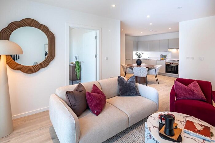 2 Bedroom Apartment For Sale In Meridian Way, London, N18