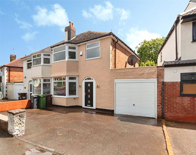 3 Bedroom Semi-Detached House For Sale In Lyndon Road, Solihull, West Midlands, B92