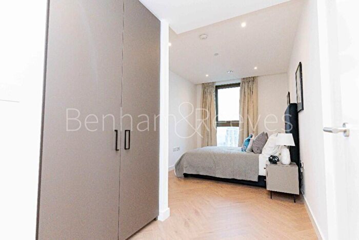 2 Bedroom Apartment To Rent In One Thames Quay, Canary Wharf, E14